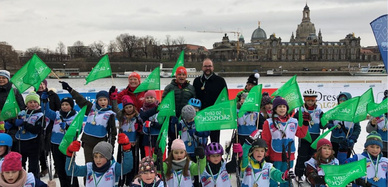 Tobias Angerer mit Kindern auf der Skipiste Dresden