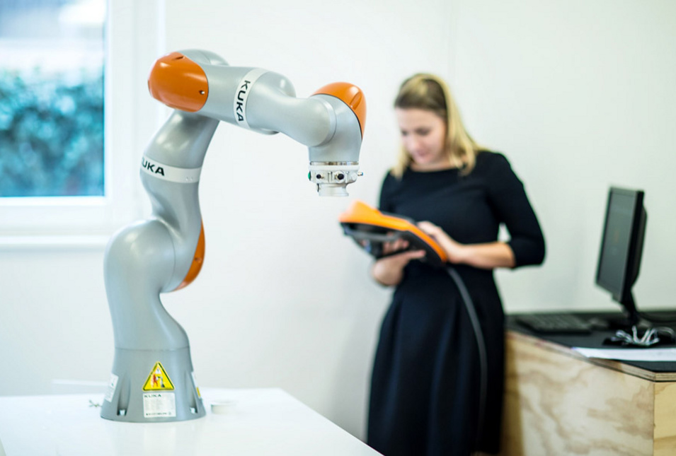 Roboter von Wandelbots von einer Mitarbeiterin gesteuert.