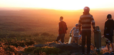 Menschen vor Sonnenuntergang am Hang