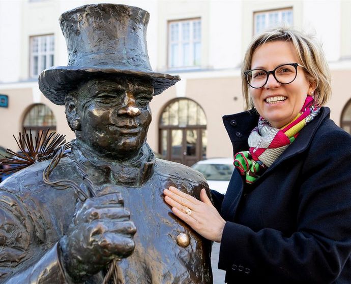 StM Barbara Klepsch mit der Figue eines glücklichen Schornsteinfegers in Tallinn