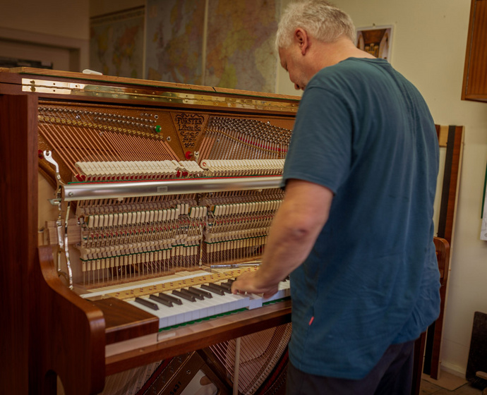 Handwerker testet die Tasten