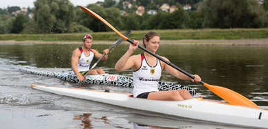 Steffi Kriegerstein und Tom Liebscher auf ihren Kanus auf der Elbe