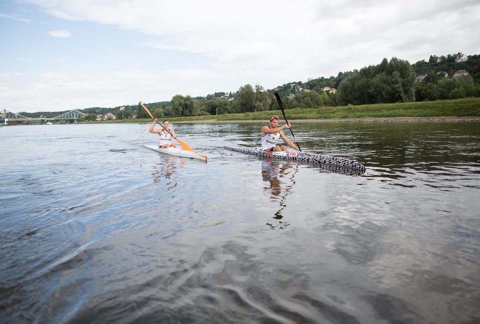 Steffi Kriegerstein und Tom Liebscher auf ihren Kanus auf der Elbe