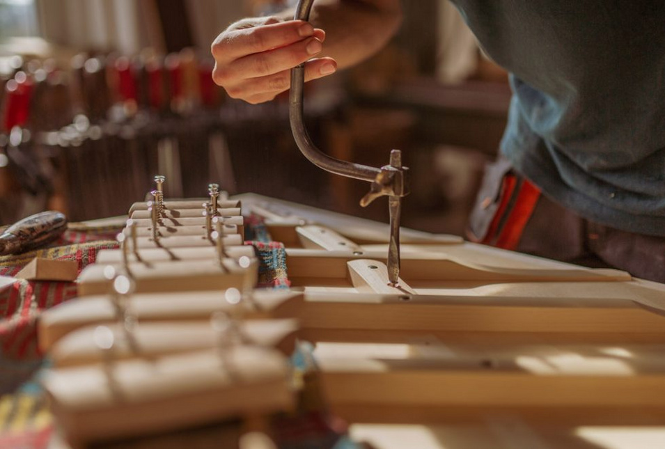 Handwerker am Klavier Rohling