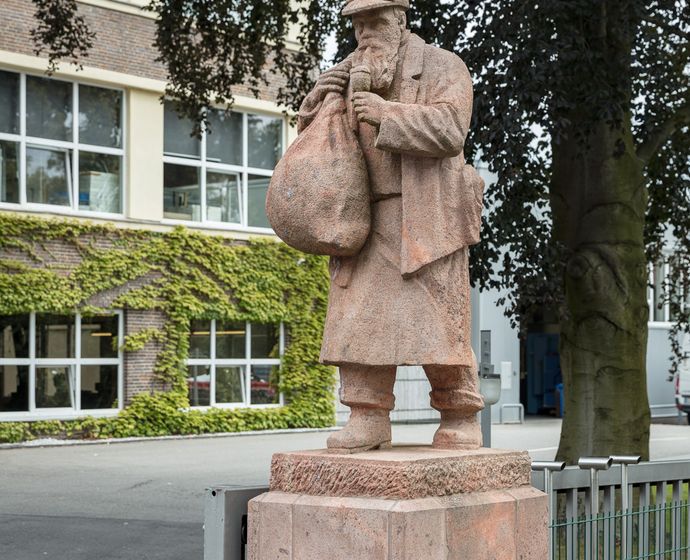 Statue vor der Strumpffabrik