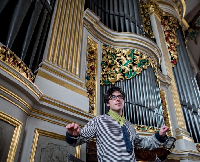 Albrecht Koch vor der Orgel