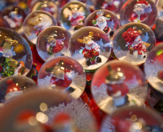 Schneekugeln mit Weihnachtsmotiven