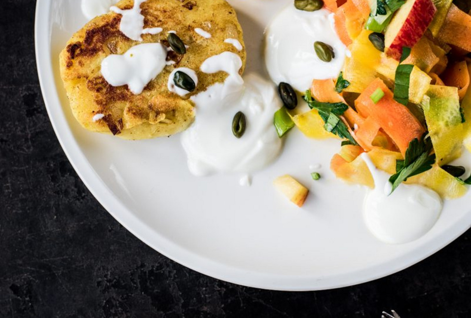 Curryquarkkeulchen mit Wurzelsalat, Joghurt Dip und Pinienkernen