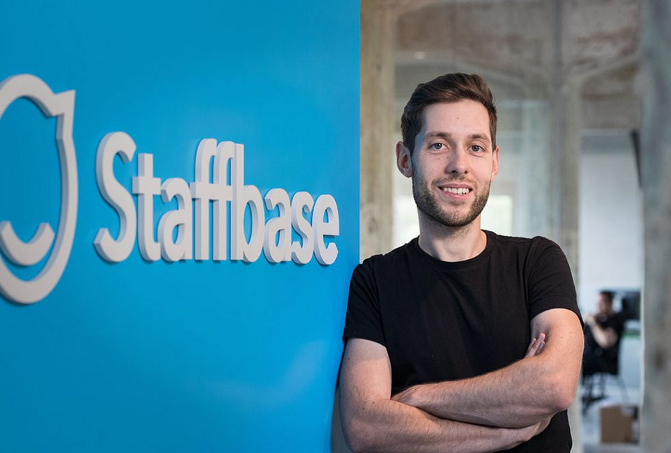 Staffbase CEO Martin Böhringer vor dem Firmenlogo