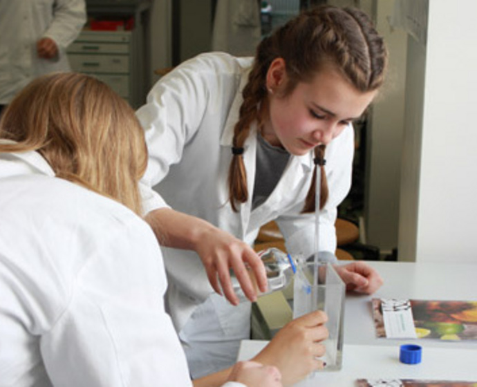 Schülerinnen bei einem Experiment