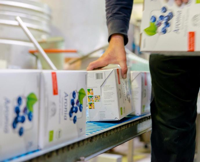 Aronia-Saftboxen auf dem Fliessband
