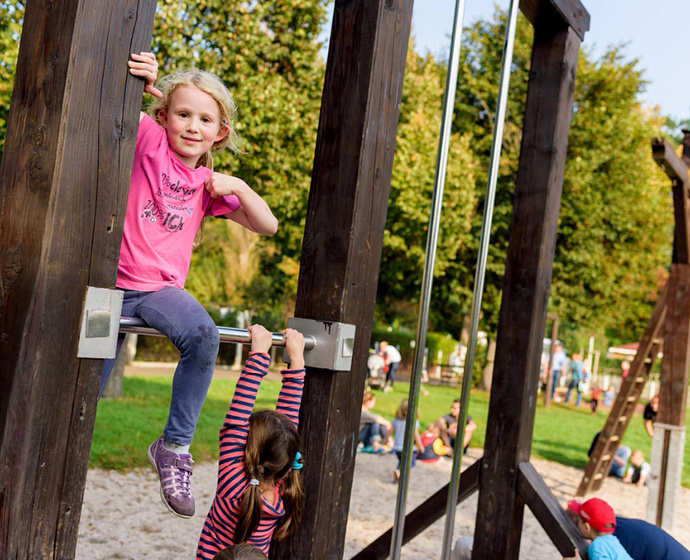 Kinder auf dem Spielplatz der Schrebergartenanlage