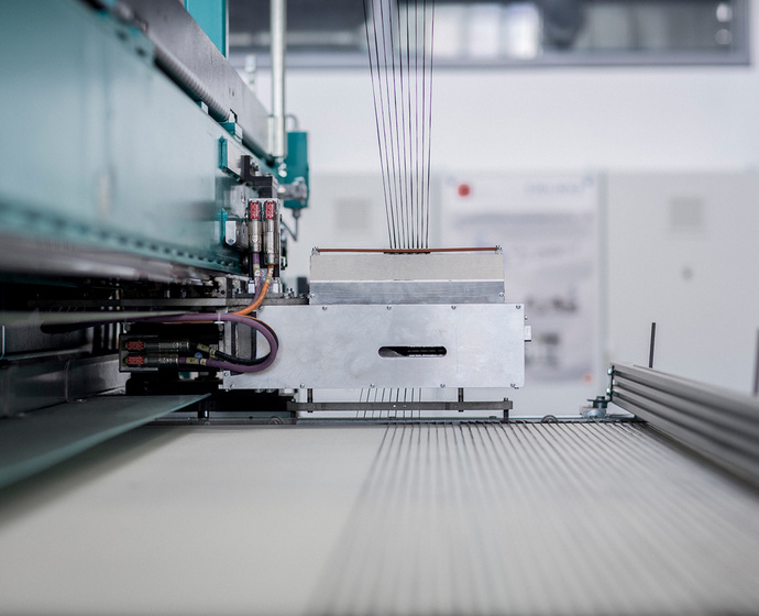 Carbongarne werden zu einem textilen Gitter verarbeitet