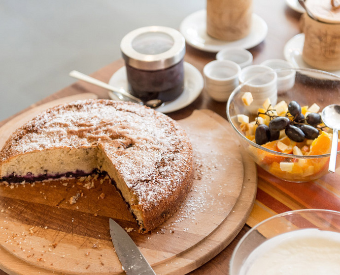 Angeschnittener Kuchen und Obst