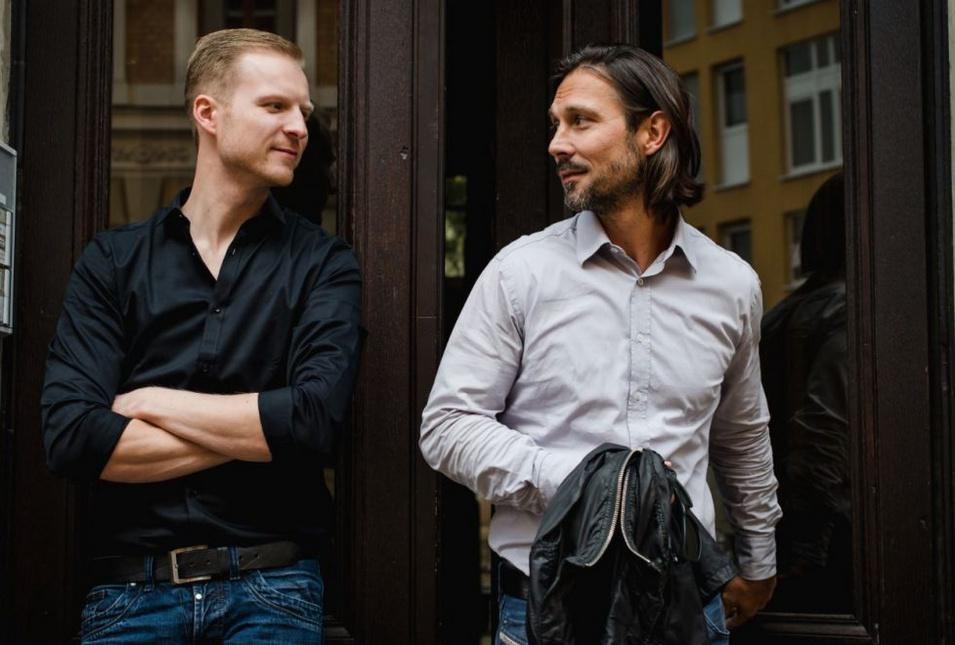 Marcel Heinrich und Michael Senf vor einer Haustür