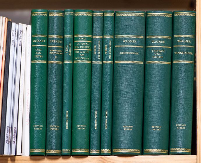 Verschiedene Auszüge berühmter Werke in den grünen Einbänden von Edition Peters