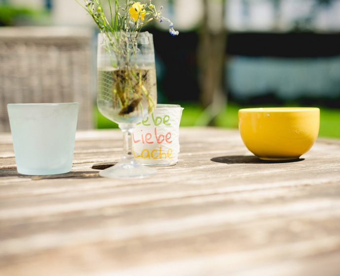 Tisch mit Kerze und Blumen