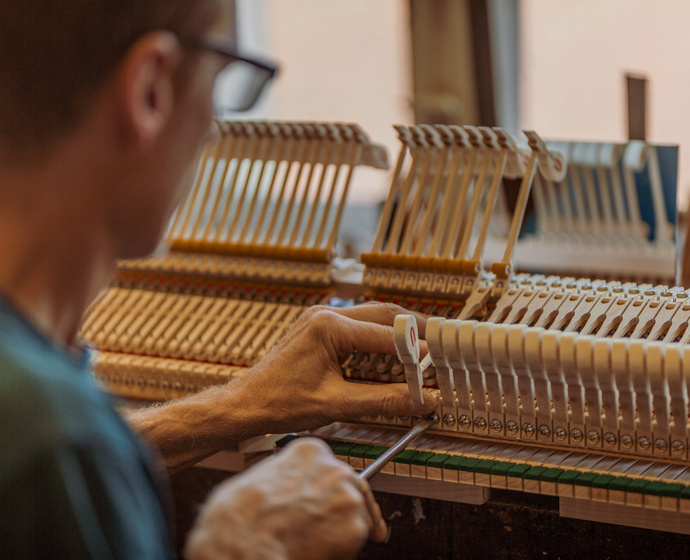 Handwerker spannt die Saiten