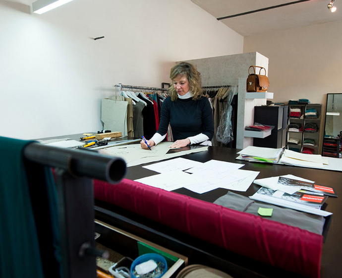 Designerin an der Arbeitsplatte beim Zeichnen.