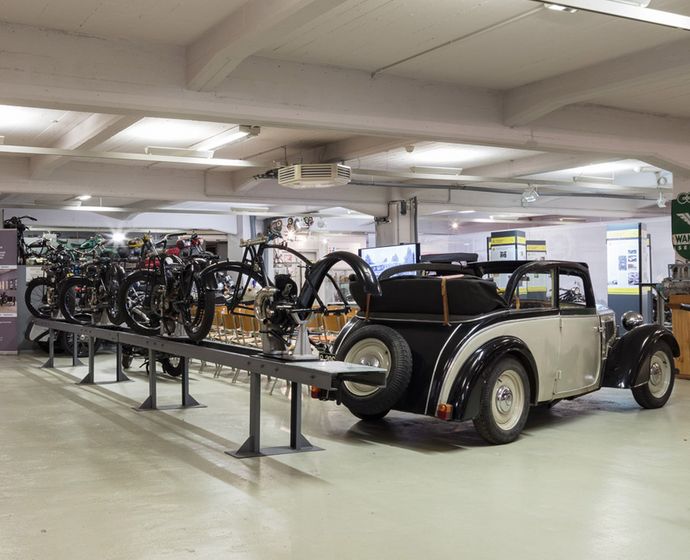 Oldtimer und Fahrräder in Garage
