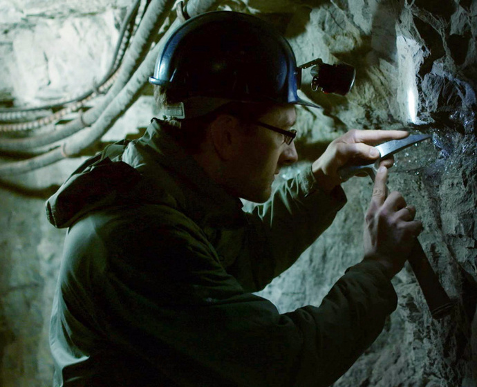 Lutz Geißler mit Hacke im Bergwerk
