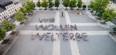 Menschen bilden Schriftzug