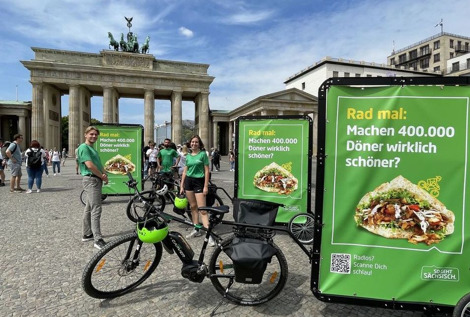 Fahrradpromoter vor den Brandenburger Tor in Berlin