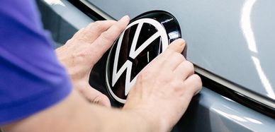 VW Emblem auf Motorhaube