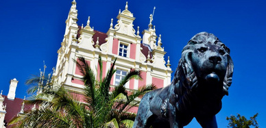 Löwenstatue vorm Schloss Bad Muskau