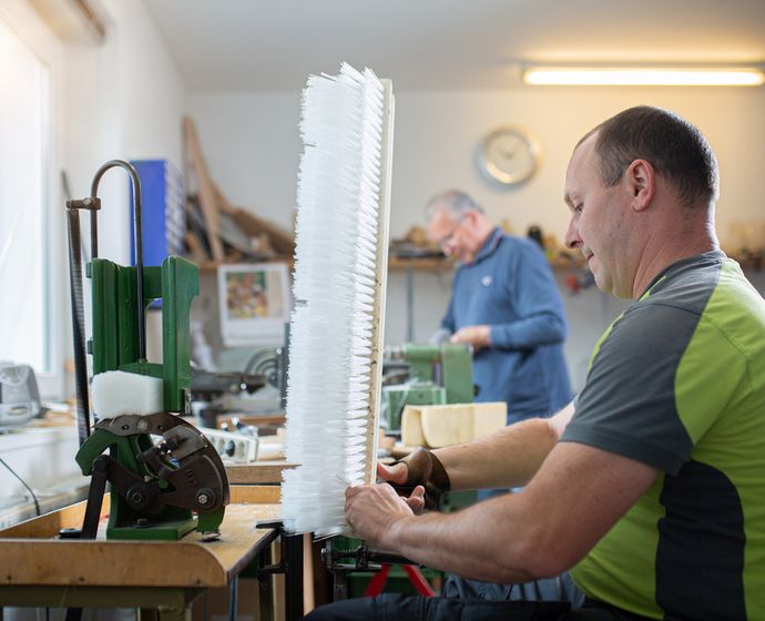 Geschäftsführer Rico Hochmuth (r.) und Senior Ulrich Hochmuth bei der Bürstenherstellung in ihrer Stützengrüner Manufaktur. 