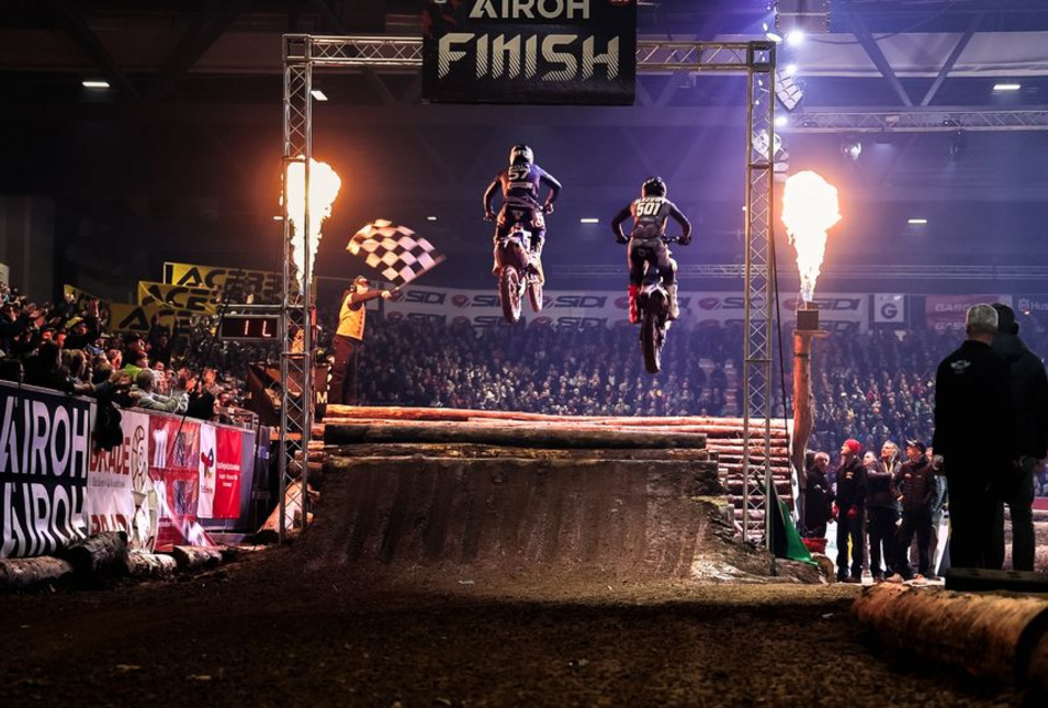 SuperEnduro Piloten springen ins Ziel 