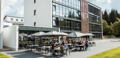 Firmengebäude und Campus-Café