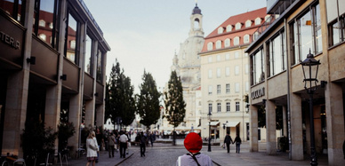 Frau in Dresdner Innenstadt