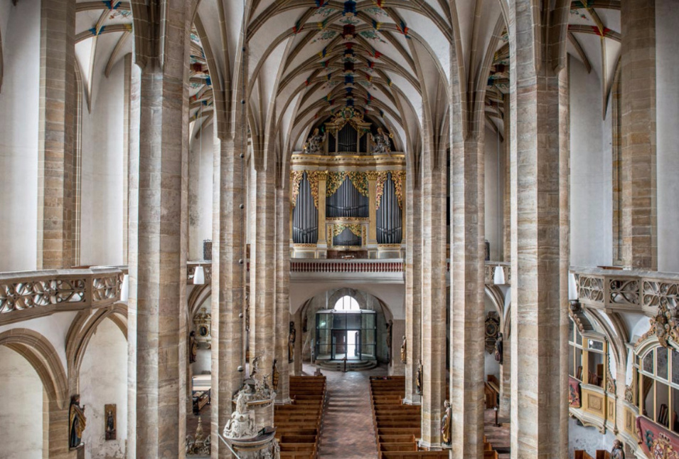 Blick vom Altar zur Orgel