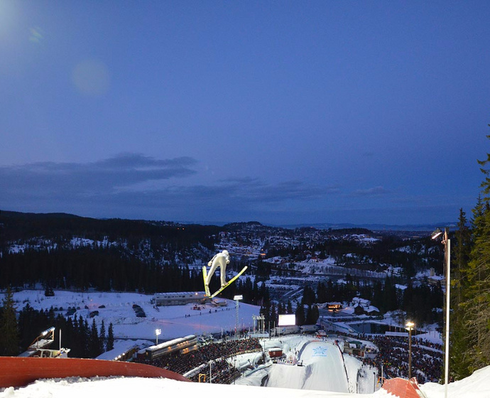 Skispringer in der Trondheimer Luft