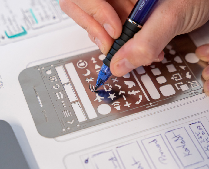 Designerin Sylvia nutzt eine Schablone zur Oberflächengestaltung der ersten App von sciendis. 