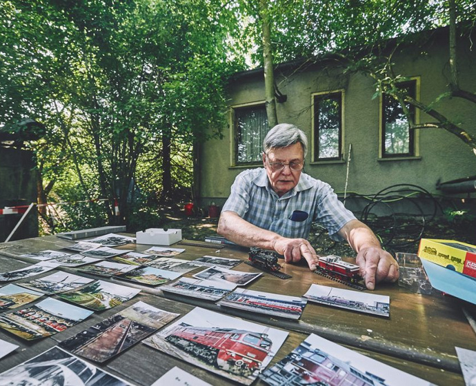 Günter Wengorz vor Erinnerungsfotos