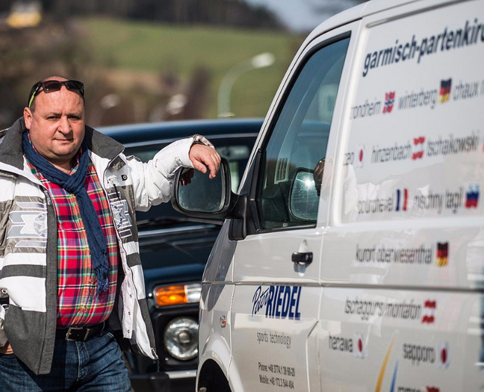 Peter Riedel vor seinem Dienstwagen