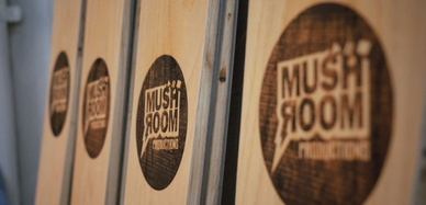 Skier mit Label von Mushroom Productions