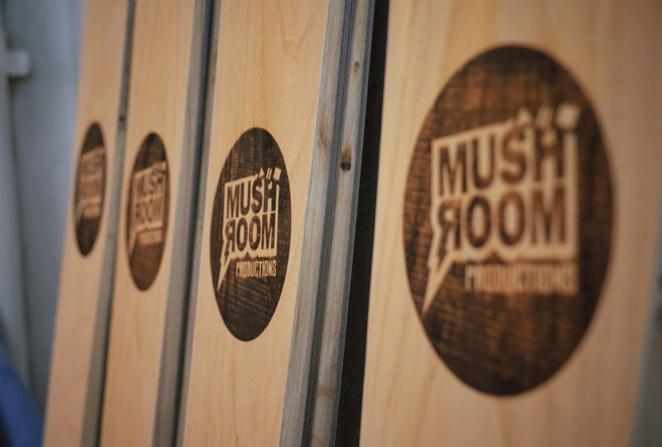 Skier mit Label von Mushroom Productions