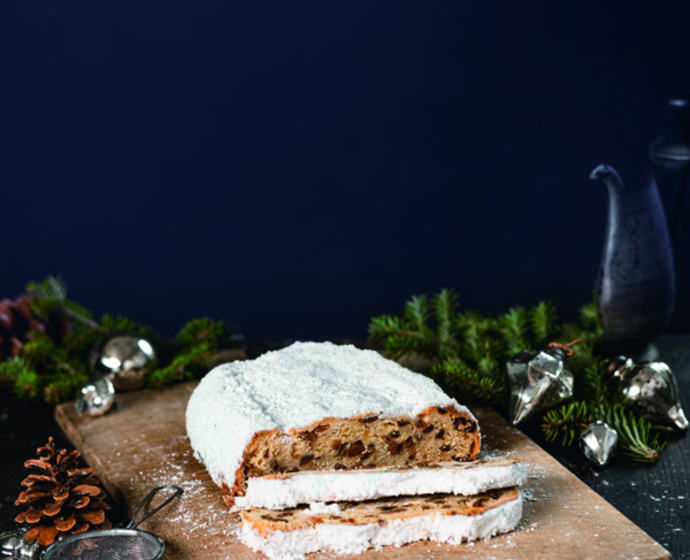 Dresdner Christstollen im weihnachtlichen Arrangement