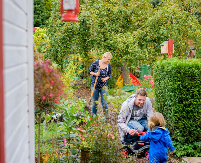 Juliane Knebel mit Familie im Garten