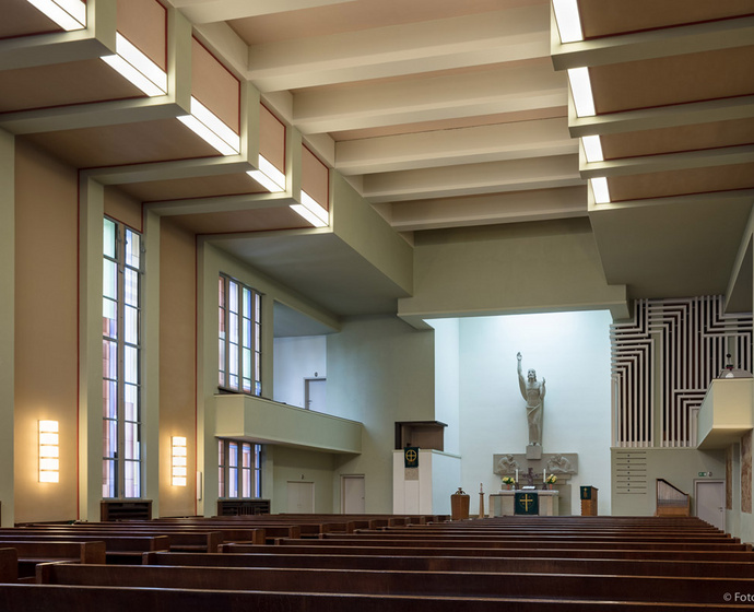 Blick übers Kirchenschiff zum Altar
