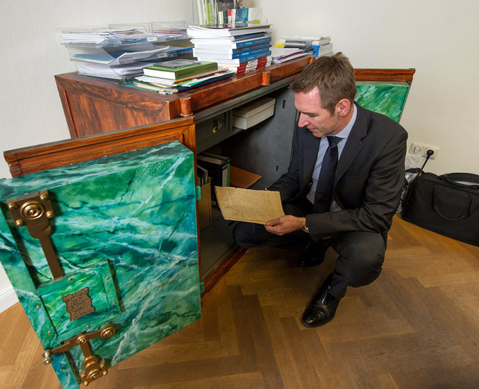 Mitarbeiter vor Tresorschrank