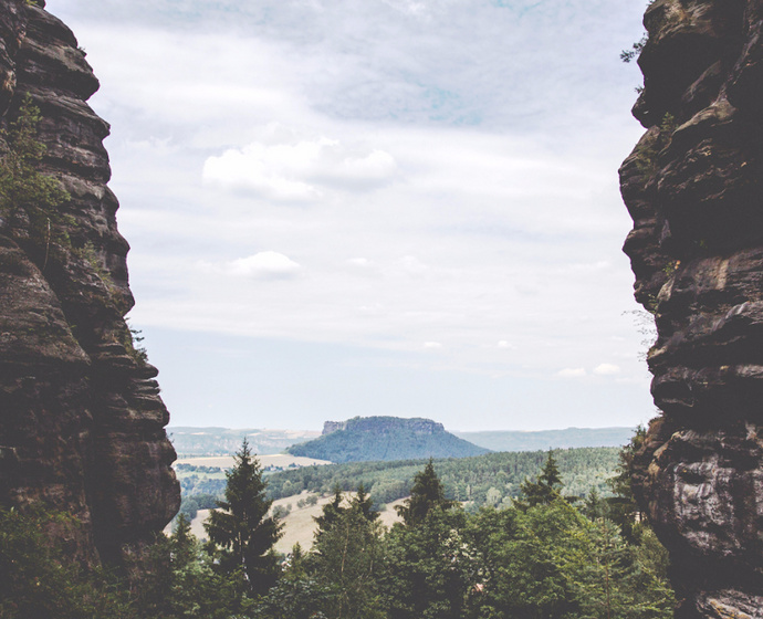 Ausblick zwischen Felsen