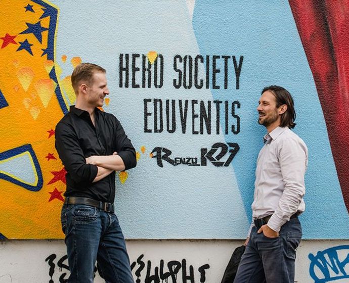 Marcel Heinrich und Michael Senf vor einer Wand voller Graffittis