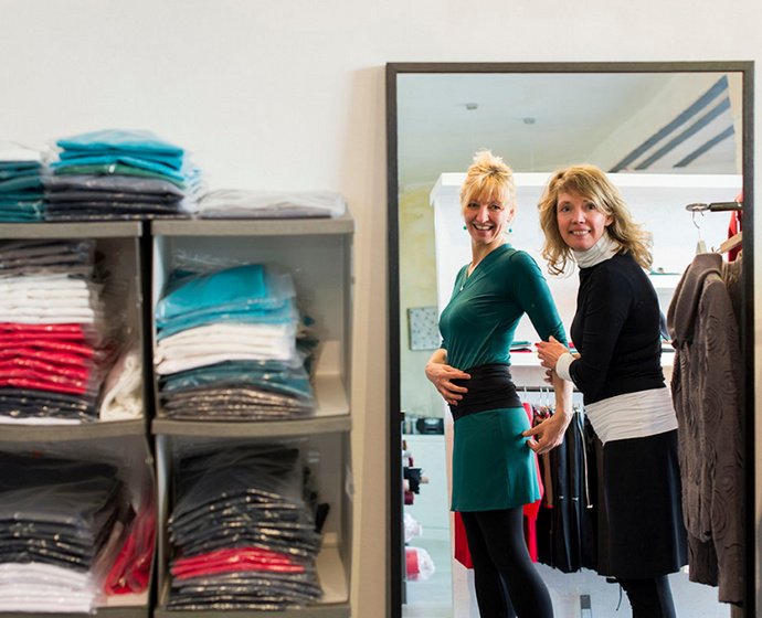 Kundin und Designerin vorm Spiegel