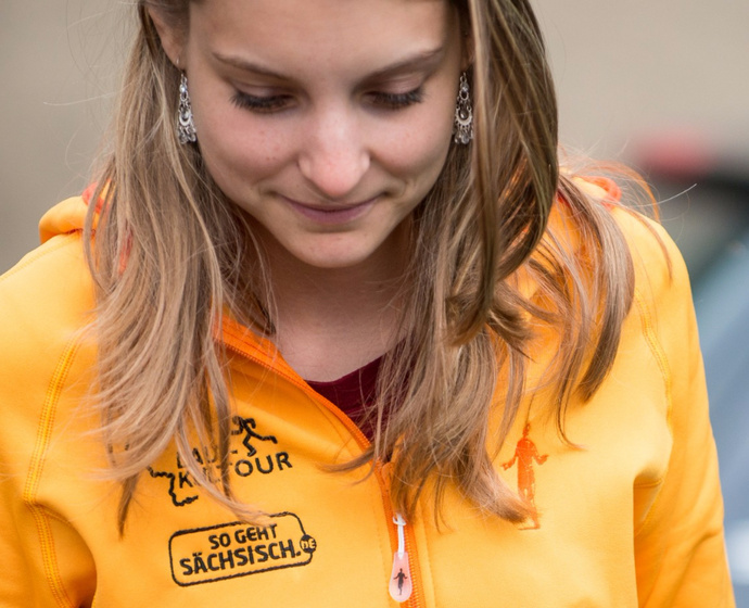 Läuferin mit Fleece Jacke der „So geht Sächsisch“ Kollektion