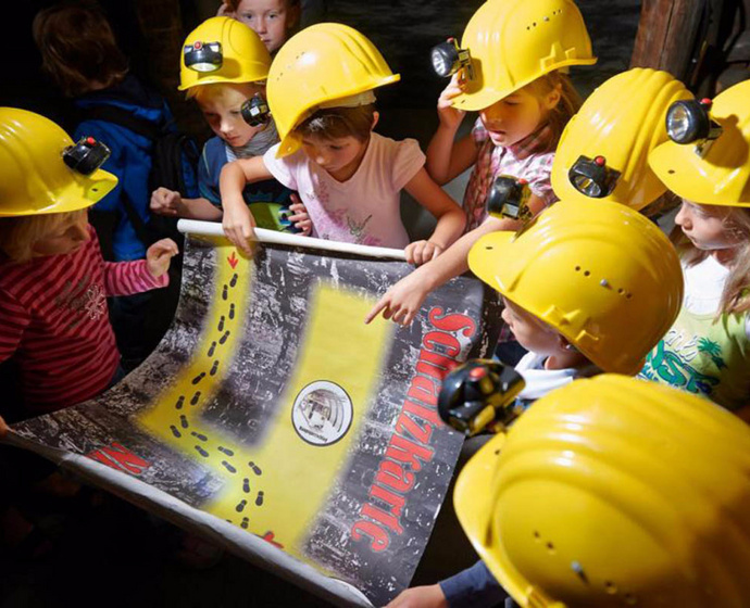 Gruppe Kinder mit Grubenschatzkarte