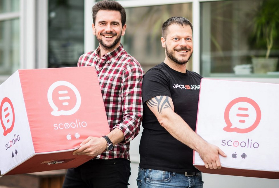 Scoolio Gründer mit Sitzmöbeln